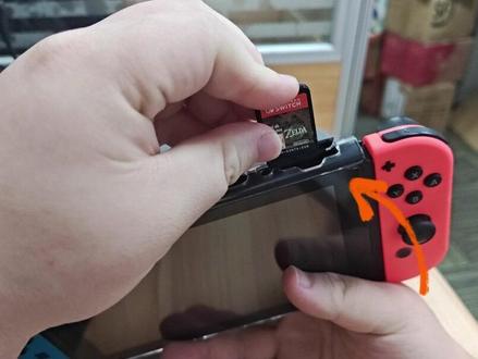 游戏卡使用说明:
将游戏卡插入Switch主机中的卡槽。请确保游戏卡的金属接触点面向主机,并轻轻插入卡槽直到卡片完全插入。
打开主机,主屏幕上会显示游戏图标。使用Joy-Con控制器或手持模式选择游戏图标,并按下A键即可开始游戏。
常见问题解答:
读取错误:如果您遇到读取错误的问题,请先检查游戏卡是否插入正确。确保游戏卡完全插入卡槽,并且金属接触点没有脏污或损坏。您可以使用干净、柔软的布轻轻擦拭金属接触点,然后重新插入游戏卡试试。如果问题仍然存在,请联系我们的客服人员,他们将为您提供进一步的帮助。
更新:为了获得更好的游戏体验,您可以下载uu主机加速器。这是一个加速器应用程序,新用户可享受三天免费试用。您可以在应用商店中搜索uu主机加速器并按照提示下载和安装。使用该加速器可以提供更快的网络连接和更稳定的游戏性能。
联网:要连接到互联网,首先打开Switch主机系统设置。在主菜单上找到并选择“系统设置”选项。在设置菜单中,选择“互联网”选项。按照屏幕上的提示进行设置,包括选择您要连接的Wi-Fi网络并输入密码(如果需要)。完成设置后,您的Switch将能够连接到互联网。
设置中文:要将Switch主机语言设置为中文,请打开主机系统设置。在主菜单上找到并选择“系统设置”选项。在设置菜单中,选择“语言”选项。在语言选项中,选择中文作为您想要使用的语言。完成设置后,Switch主机将以中文显示菜单和界面。