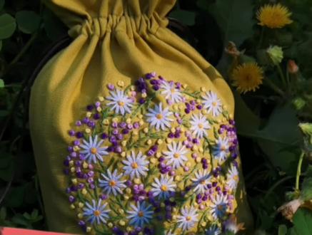 #民族风 #国风正当红 #生活美学 #针线活 #手工diy 超简单的小雏菊刺绣收纳袋的刺绣针法。