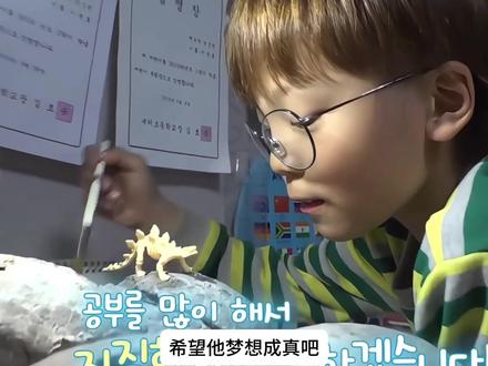 小孩哥捡到奇怪石头 #奇闻奇事