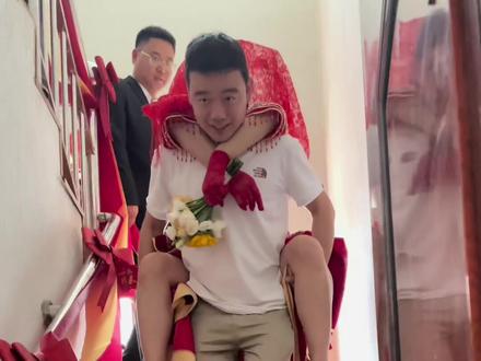 姐姐出嫁了弟弟背着姐姐送姐姐出嫁!#迎娶新娘 #最美新娘子 #送姐姐出嫁 #新娘出嫁