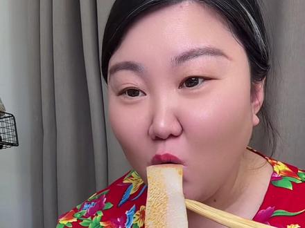 #新年快乐 #祝福语 #快乐每一天除夕到,拜年早;送你一杯香醇酒,愿你跟着好运走;送你一幅吉祥画,生活幸福人人夸;送你一盏红灯笼,万事呈祥家业兴;新春大吉,提前祝贺!祝你春节愉快😀#舌尖上的味道 #抖音小助手正能量 #