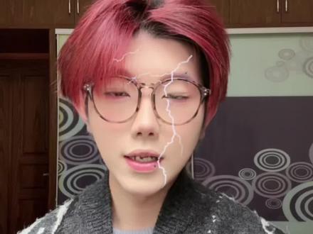 越剧流派昊昊说之王派🫶🏻🔥🔥
王派的艺术角色跳出了传统越剧旦角偏重柔美甜糯的定式,以情真意切的唱腔、朴实大气的风格、细腻传神的人物塑造为内核,让越剧旦角表演更注重人物的内心刻画。
但因为我自己其实对王派不是非常了解 所以花了很多时间去学习 所以才导致这个系列好久没有更新~~期间收到了好多朋友的催更 我特别特别感谢大家的支持!🥹🥹🔥希望这一期视频对大家有用!
#王文娟#王派#越剧#百young非遗计划#谁说戏曲不抖音