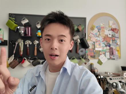 5年格米莱用户|教你如何挑选合适的咖啡机 5年前我买的第一台家用咖啡机就是格米莱的,正式成为咖啡博主后,依旧是格米莱的忠实用户,3年见证了格米莱家用咖啡机型的迅速发展。
但难免也会有新朋友眼花缭乱,那么就让本资深用户,为你们理清思路,找到最适合自己的家用咖啡机!
#家用咖啡机 #咖啡机#半自动咖啡机#商用咖啡机#咖啡机选购#618攻略#我的咖啡日记#家庭咖啡角#家庭咖啡馆#自制咖啡#咖啡#拿铁拉花#冰美式#高颜值咖啡机#意式咖啡机#格米莱咖啡机 #格米莱专业咖啡机#格米莱3006 #格米莱3028 #格米莱3145 #格米莱3148B#格米莱3035#咖啡机推荐#小商用咖啡机