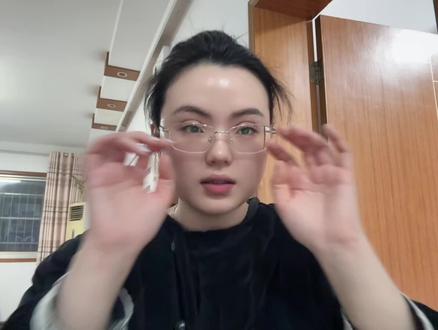 #生命树大结局
终于把《生命树》大结局看完了,特意花钱开了超前点播,真的太值了!
我就不剧透太多,不影响没看的姐妹。但我必须说:整部剧的故事线特别完整,我是全程屏着呼吸,看到最后一秒都舍不得挪开眼。
很多剧越到后面越水,节奏拖沓,但这部完全没有!就算最后两集,我看得依旧特别过瘾。后面有很多回忆杀、前后对照的片段,我反而看得更认真、更投入。
尤其是多杰队长,看完真的破防。
这是现实题材,这就意味着:现实里真的有千千万万像他这样的人。默默守护着我们的生态、我们的家园,他们真的太伟大了。
整部剧拍得特别好,人物立得住,故事讲得稳,看完心里又暖又震撼。
很感谢有这样一群伟大的人,在替我们守护这片土地和自然。
强推!《生命树》值得所有人认真看一遍。