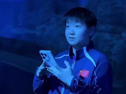 小鲨鱼看见大鲨鱼!这么鲜活的,对世界好奇的孙颖莎我可太喜欢了!#鲨鱼 #孙颖莎#新加坡海洋馆 #新加坡大满贯#5114