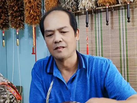 简单的鸡毛掸子大概就是这样的制作过程,其实做好一把能用又能看还需7一8道工序。#鸡毛掸子 #传统手工 #手工制作 #手艺人