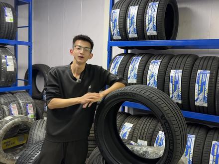 米其林竞驰5E #米其林Ps5E 排水槽都有天鹅绒?太奢侈了吧~#安全就用米其林 #呼市小郝轮胎 @米其林 #轮胎选购指南 #汽车知识科普
总结一下米其林Ps5E:滚动阻力要比同尺寸同品牌的Ps4 Ps5滚动阻力低,胎噪更低(原因Ps5 Ps4采用4+1排水槽,直角胎肩设计)性能要求高,选米其林竞驰家用偏向于激进的车主,但是又想要兼顾一下胎噪那你就可以选择米其林Ps5E啦,电车油车通用~快去你当地购买吧~