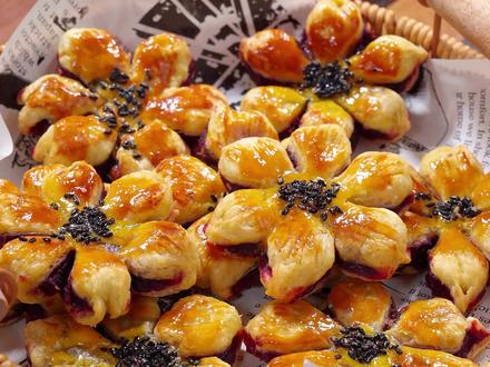 过年如何征服家里的小朋友,你就做这个蛋挞皮桃花酥,不用揉面,简单好做,外皮酥脆,内馅甜糯,好看又好吃#宝宝爱吃 #紫薯桃花酥#儿童美食