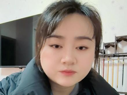 #祭祖 重要补充!!!
贴门神!贴门神!贴门神!
门神大人可以帮我们看护家宅。防止外飘和精怪进门。在外面祭祀完以后。先去人多的地方。人多的地方阳气旺。然后在人多的地方 说:我要念金光咒了,都离我远一点。不要误伤到你们,念个7遍。再回家。
天地玄宗,万炁(qì)本根。广修万劫,证吾神通。三界内外,惟道独尊。体有金光,覆映吾身。视之不见,听之不闻。包罗天地,养育群生。受持万遍,身有光明。三界侍卫,五帝司迎。万神朝礼,役使雷霆。鬼妖丧胆,精怪亡形。内有霹雳,雷神隐名。洞慧交彻,五炁腾腾。金光速现,覆护吾身。