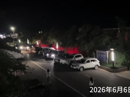 高考加油 高三最后一节晚自习
丘北附中全体教师点亮车灯
以微光引路,愿学子前路坦荡,金榜题名!#以笔为剑战高考 #以笔为剑战高考