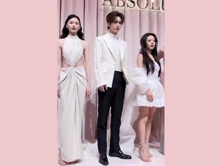 张凌赫暖手宝黏在赵今麦礼服裙子上了#张凌赫 #赵今麦