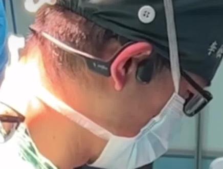 跟腱断裂微创修复手术#跟腱 #跟腱断裂 #跟腱断裂术后康复 #跟腱断裂是一种常见的下肢运动损伤,尤其多见于中青年男性,常因跳跃、起跑或突然加速时剧烈收缩的小腿三头肌导致跟腱负荷过大而断裂。微创修复手术作为近年来广泛应用的一种治疗方式,兼具了传统切开术的稳固缝合效果与小创伤、快速康复的优点。该术式通常在局麻或腰麻下进行,患者俯卧位,术者在跟腱断裂区域两侧各选择若干个小切口(一般为3-6个),通过特殊的经皮缝合器械,将断裂的跟腱两端准确对接并牢固缝合,常使用克氏针引导、导丝穿线或自锁缝线技术提高缝合强度,部分术式结合内镜辅助以提高手术可视性与精准度。微创修复不仅明显减小了皮肤切口和软组织剥离范围,降低了感染和伤口愈合不良的风险,还有效保护了跟腱周围重要的神经血管结构,尤其是腓肠神经。术后通常采用短期石膏或支具制动,逐步过渡至功能锻炼,康复周期约为6至12周。与传统开放手术相比,微创技术具有更快的术后恢复、更低的并发症发生率以及更好的美容效果,逐渐成为治疗急性闭合性跟腱断裂的首选方式之一。然而,术者需熟悉相关解剖与微创缝合技术,避免神经损伤和缝合不牢等并发症,确保手术效果与跟腱功能恢复的最佳平衡。#手术室日常