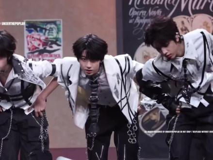 注意看这个双子男有两副面孔#杨博文 #杨博文直拍 #反差 #舞台混剪 cr:underthepoplar丨杨博文