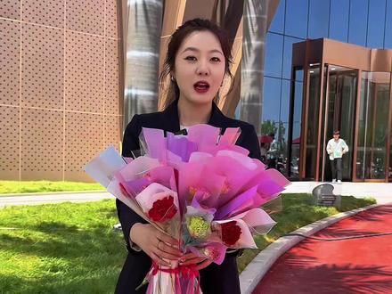 母亲节我们在大同街头给陌生妈妈送花🌷!祝全天下母亲节日快乐~#惊喜花束 #御景盛宴 #名門婚礼 #豪門婚礼 #七星级宴会