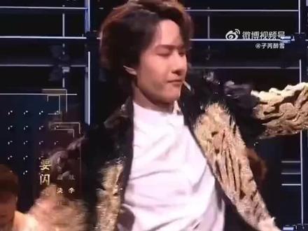 王一博个人solo部分讲解(个人专属原创) 王一博春晚的歌曲是常老师(常石磊)为王一博专门写的《我要闪耀》?本来舞台开场给到solo就已经是央视非常面子了,没有想到歌曲还是专门贴着王一博个人精神特质来写的,而且与他一起舞台的郭老师的歌《动起来》里面的歌词精准映射王一博的职业生涯,这个选歌过程说不是按照王一博量身选的谁信啊!
《闪耀动起来》= 为王一博原创《我要闪耀》➕郭老师2000发布的《动起来》
《我要闪耀》的歌词
就要走我的路
我有我的节拍
我要走我的路
披靡所有喧嚣 跳出约束
并不是固执 只是心里有数
我要闪耀 我要走我的路
写的是王一博“忠于自我,不取悦他人”的精神内核,是常老师贴着王一博专门创作的歌曲。
郭老师老歌《动起来》:“热热烈烈划破长空,只因你我心灵早相通,永不言倦士气如虹”,歌词有王一博的电影《热烈》《长空之王》和歌曲《气势如虹》名字,很多网友玄学解读20多年前郭天王预言了新时代舞王的诞生(郭老师:“他就是舞王”),事实上应该也是央视精心选曲呈现的神奇呼应。
歌曲融合部分: “无限量炫耀,动起来为新的力量喝彩,动起来每一秒都期待,动起来为新的纪录喝彩”。似乎是前辈艺人鼓励托举新生后辈力量。
这个舞台可品的地方很多
❶央视春晚主打全民阖家欢乐,舞台节目倾向于保守不出错,通常是群像➕老内容新编。别说单人单曲就是双人节目都是很少的,
❷央视给了王一博舞台开场solo➕量身而写的新歌➕搭配老歌也几乎是“博”元素➕融合部分全是托举新生后辈的内容,这就值得很好品了。
❸不是每个上春晚的都被邀请上直播间采访,去年采访9分钟,今年直接来到17分钟,一个节目大约3分钟,这都相当于6个节目时长了。
❹采访结束语说啥了?期待明年……我们一起《闪耀动起来》期待明年!#央视春晚 #王一博郭富城 内容出处微博视频号