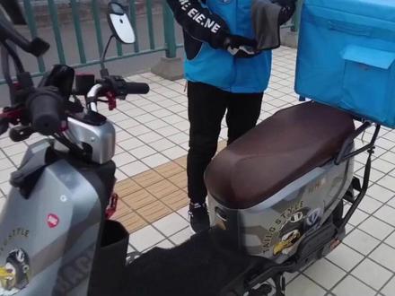 洛杉矶街头惊现饿了么骑手 电瓶车:我free了