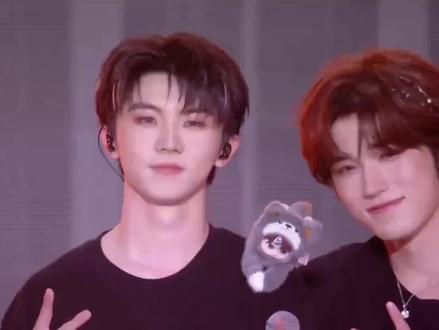 TF家族就像线面一样不断繁殖!#时代峰峻大合照 #tf家族新年音乐会 #发一段你担的演唱会大屏