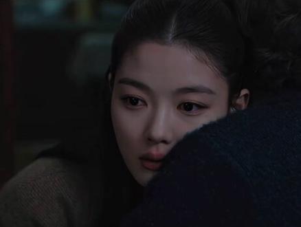 #韩剧 #亲爱的X 不跟仁江分手是因为雅珍已经爱上他了,他的外婆给了雅珍从前没有感受到的家人的爱,她是真心的想要让这得来不易的幸福继续。俊瑞啊,你不该逼她分手。你总是冠冕堂皇地说希望他幸福,希望他能过上正常人的生活,他真正幸福的时候,你怎么在努力阻拦向后面要不是这个外婆意外死亡了她不会回到你的身边的,她动真心了
如果这一次男主再相信女主一次,不去拿邻居的录像,那当时男三就会看到真相,一切会不会不一样,他们会不会也会有个好的结局
每次都差那么一点点,大学的录取机会也错过了,又偏偏是被父亲缠身的时候遇到了善良的咖啡店老板,现在遇到了好的外婆却是也差那么一点点抓住她
明明都慢慢的快感受到了幸福,可是还是依旧坠落那无尽深渊,从未觉得我做错了什么,可是在那一晚我似乎意识到了我是罪无可恕的,原来上帝不肯倾听的愿望,我意识到那神明不站在我这边,他不肯对我有一丝怜悯,那我就继续走我认为正确的路.....