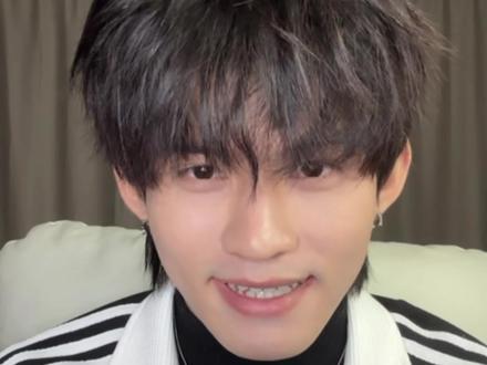 每场直播都数牙齿好笑程度100% 说我们比较含蓄只露四颗好笑程度1000000% 谁发明的这个魔丸直播好玩的要命 #云旗 #高嘉辉 #52