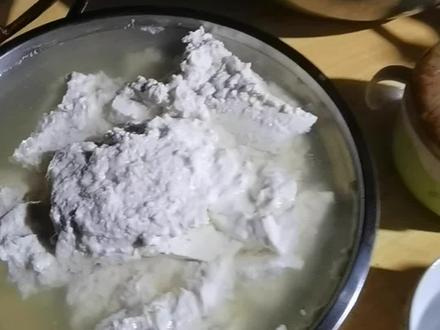 关于我前几天发的视频一炮而红这件事,让我万万没想到是因为使用桌子板凳而被外地人觉得不可思议而火🔥的。首先我得给各位讲明一下,四川凉山彝族自治州,有15个县,2个县级市,一共17个地方,彝族人口约300万,凉山不是一座山,它是一个自治州,它真的没有大家想象中的那么小。西昌就是凉山彝族自治州的州府。网上网传彝族蹲地吃饭,并不代表所有彝族人都不会用桌子板凳吃饭,蹲地就餐也不是什么必须蹲地的习俗,那只是一种简便就餐的方式罢了。就像你外出露营,没带筷子会想办法用树枝代替筷子使用一样。怎么简便怎么来。不是买不起桌子板凳,而是蹲地更有性价比。我们彝族结婚葬礼上的人数,少则几千人,多则上万人,在偏远地区,人居分散,交通不便,找几千几万人坐的桌子板凳是很艰难的。蹲地就餐简单快捷,十几分钟吃了,端了就可以走人,换另外一波人吃饭了。蹲地简便就餐仅限于偏远地区及人数众多的时候,平时自家人吃饭都是用的桌子板凳。特殊情况特殊对待罢了,大家真的不用大惊小怪。而且现在什么年代了?时代在进步,全中国已脱贫,人们已经开始享受小康生活了,现实生活中的彝族人生活没有大家想象中的那么浮夸。现在移风易俗,很多不好的观念以及旧习惯都在慢慢改善,大家不要听见凉山,而应该是来凉山见凉山。饮酒欢歌是我们的待客之道,美酒敬宾朋是我们对客人的尊敬。酒鬼不分民族!中国56个民族,人口众多,每个民族都会有好有坏,少数人并不能代表整体,大家不要靠着扑风捉影的网传视频来吹毛求疵。人无完人,一母同胞的兄弟姐妹都各有各的性格品性,一棵树上都没有一模一样的叶子,说话也要请经过大脑思考,三思而后言。当你靠着冷嘲热讽一个民族来彰显自己的优越感时,实际您的素质已掉了一地了。良言一句三冬暖,恶语伤人六月寒。请大家理智网上冲浪!欢迎大家来大凉山游玩,多走走祖国的大好山河你会体验到不同的人生。祖国是我们的母亲,彝族这个民族是我们的父亲,二者缺一不可。人不犯我我不犯人,人若犯我父我母,身为中华儿女,彝家儿女,定会奋不顾身迎刃而上!一个中国🇨🇳,56个民族,民族团结万岁!#凉山彝族自治州 #凉山彝族 #民族大团结 #中国梦 #团结一心