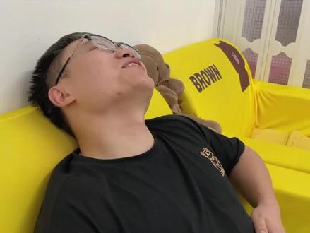 分娩到底有多痛苦?准爸爸体验分娩过程,才10级就疼的原地打滚