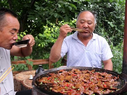 火焰土匪牛肝!大叔做整块牛肝下酒,不够吃还要煎块牛排,真过瘾
