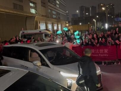 旗熠青是他们亲自选的,宝宝不但看过还近距离打过招呼🥹#应援色
#现场直击 当时在现场很耀眼,翻了下视频宝贝果然也看到了#云熠 #郝熠然 #云旗