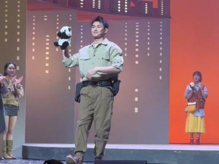 魔力歌陆,报道🙋🏻♂️。这是我的歌手来时路,一切刚刚开始,大家好,我是魔力sir-陆宇鹏🕺#魔力歌先生选手阵容官宣 #魔力歌先生考古vlog #魔力歌先生