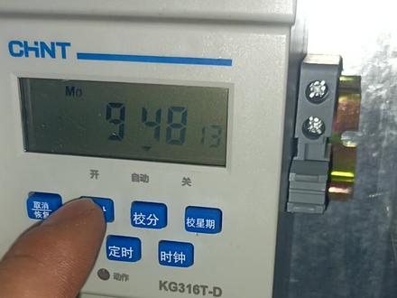 教你如何设置时控开关KG316T的启动和关闭的时间参数,一般应用在路灯广告灯等需要定时启动的场所。#电工知识