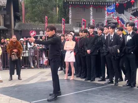 这个00后男孩你们认识吗? #龙浩天 #ai瑶瑶 #人物志