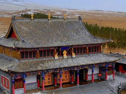 雨雪天气镜头下的锡林郭勒大草原浩勒图高勒庙“施恩寺#网友镜头里的中国 #内蒙美好推荐官 #寻找最美旅行地 #五一去哪儿 #愿众生平安吉祥