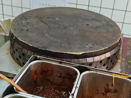 补充一点:刮板一定要贴着锅