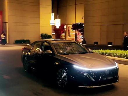 “十几万的迈巴赫”?原来是天籁又上新款了,羡慕了。我发觉我的第七代天籁瞬间不香了,鸿蒙座舱S380大师版上新,结合黑金双色车身,红黑内饰,越看越喜欢,动力也不错,颜值高!今年得努努力把我旧天籁换这款!#天籁鸿蒙座舱 #天籁380 #日产天籁