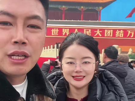 近日,河南商丘闫集镇吴营村的一幅“天安门”墙体画火了,商丘青年画家吴承言,耗时5天在村中绘就一幅长18米、高8米的巨型天安门主题墙绘,圆了村内老人足不出村“看天安门”的心愿。这是他和他的妻子(曾经的学生)介绍有关情况。#吴承言#画家#乡村#商丘