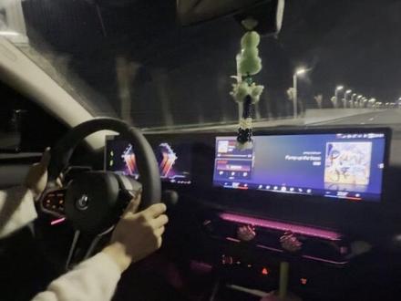 3系车主当然要体验一下S档➕运动模式的丝滑。#大玩具 #暴力女司机#宝马3系