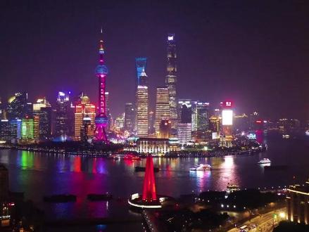 有人竟然在海底捞锅底里小便? 皮裤套棉裤,必定有缘故!最近海底捞上海外滩店那事儿可太离谱了,简直能把人笑岔气!你们听说没,有俩小伙儿,大半夜跑到海底捞,也不知道是酒喝多了找不着厕所,还是脑袋被门挤了,竟然站到餐台上,往火锅锅底里撒尿!这操作,直接把海底捞变成了 “海尿捞”!
视频一传开,网友们都炸锅了,纷纷表示,这是要给火锅加个 “特殊调料” 吗?还有人调侃,这俩哥们儿是不是以为自己在拍《哈利・波特》,那尿是有魔法的药水,能让火锅变得与众不同。更绝的是,有网友说,以后去海底捞,得先问问服务员:“这锅,没被‘加料’吧?”
好在海底捞反应迅速,马上把锅具、餐具全换了,还把卫生搞了个 “搬家式清洁”。不过,这事儿给海底捞带来的影响可不小,为了安抚顾客,海底捞直接宣布,给事发期间在该店堂食的顾客全额退款,还额外补偿 10 倍餐费。这可真是下了血本,估计海底捞的老板都在心里默默流泪:“我这是造的什么孽啊!”
而那俩 “闯祸精”,也没逃过法律的制裁,被警方行政拘留了。只能说,这俩小伙儿用自己的 “奇葩行为”,成功给自己 “挣” 来了人生中一段难忘的经历。以后再跟朋友吹牛,估计得说:“我可是因为往海底捞锅底撒尿,上过新闻的人!”
咱就是说,出门在外,还是得注意点形象,别干这种让人笑掉大牙的事儿。不然,像这俩小伙儿一样,不仅丢了面子,还得接受法律的惩罚,多不划算!希望大家都能从这事儿里吸取教训,吃火锅的时候,可别再整出什么 “幺蛾子” 了!
#热点 #海底捞 #陈伯