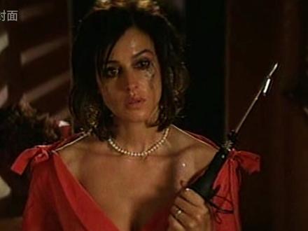 莫妮卡·贝鲁奇电影,展现新年夜社会荒诞与情感交织的牺牲与疯狂