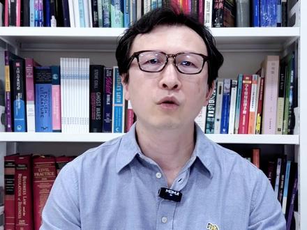 昆山杜克和慕尼黑工业大学该怎么选? 昆山杜克大学适合长三角地区、家庭预算充足(四年花费约80-100万)、不想离家太远、高考分数600+(如浙江620-630分)且希望获得杜克大学学位的学生。而慕尼黑工业大学QS排名更高(约22位)、三年总花费仅30-40万、提供英语授课本科、毕业生就业起薪高且工签友好,适合成绩优秀但追求性价比和高含金量学历的学生。对于外省成绩较好的学生,建议优先考虑国内211或直接申请德国等欧洲名校,中外合作办学并非最优选择。
#欧洲留学 #留学德国 #昆山杜克大学 #中外合作办学 #本科留学