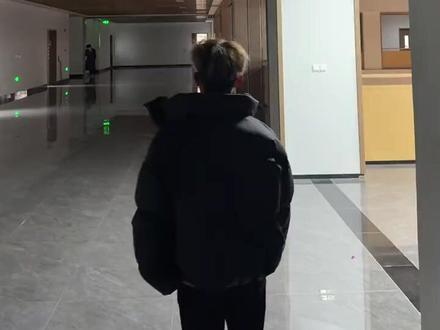 小皮裙 大波浪 一扭一晃真像样 #黑色系穿搭 #走拍 #野狼disco #男大学生 #小皮裙大波浪