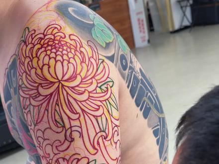 简简单单 板板正正#手绘纹身#老传统牡丹花臂#老传统菊花花臂