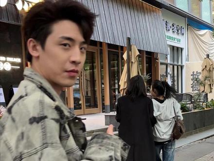 天将暗未暗时最美,白将表未表时最抽象,多抽象你们自己品吧