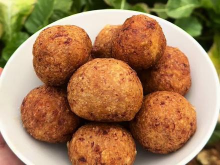 新手切记圆子搓好后凉干4小时再炸,否则特别容易翻车! 外婆做的糯米圆子,酥脆香糯,特别好吃!#糯米圆子 #原生态美食 #乡村里的这些味道你值得拥有 #美食小技巧 #有福有爱有梦想家