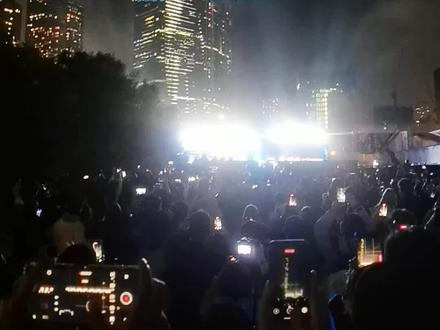 你能想象这是昨夜#染色体家族演唱会 香港现场吗?200米开外拍摄的!没抢到票🎫说是去现场门口有一堆打折票!下午6点都去了,蹲到9点开场都没见一张票!!!而且场外万把人是有的乌泱泱在外围看演唱会!只能说@染色体娱乐集团 @张艺兴 太火了!什么信口雌黄的人都有!!不过,背靠大海蹭了千把块门票🎫体验感超满足😄!2026年好运哦!#音乐节现场感染力有多强