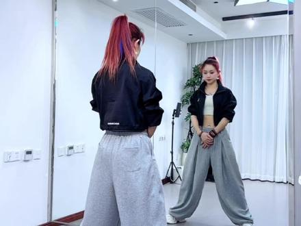 不必解释,不必低头,我们站着就是理由,背面视频来啦✌️#我们站着就是理由 #小雅爵士广场舞 #小雅火箭队 #努力让自己发光 #丫头加油