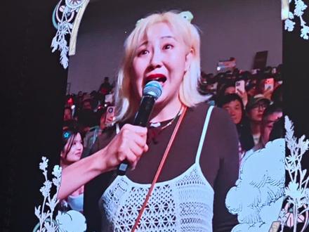 被歌迷说哭了的ELLA ELLA:你,别再说了😂再说要唱不了歌了。
双子座就是这样,当下有那么一刻,特别崩溃,觉得真的不行了,但下一秒,又会又哭又笑地自己把这个尴尬缓过去。#陈嘉桦 #ella陈嘉桦 #艾拉主意 #歌迷 #歌迷互动