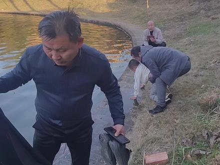 惊险一刻!高校教授奋不顾身跳入刺骨寒水,成功救起9岁男童。为英勇无畏的付老师点赞!(人民日报记者 王丹)