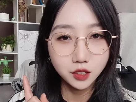 安利一本让我词穷的年度最爱小说《游戏入侵》。聊聊它为何如此特别,以及我为何会为了它,对一个高高在上的推广视频感到愤怒。希望这样优秀的作品和作者,能被更多人尊重和看见。你有今年读到让你惊艳的书吗?求推荐!
#游戏入侵 #女频小说 #推文 #好书分享 #载酒寻歌