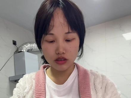 姐妹们,西瓜哥今天头疼感冒还是去上班了,4点多去的,说晚上十点左右回来带孩子我直播,然后晚上12点左右再去跑到早上再回来,昨晚我背着妹妹才漏一点点都封号了,我一拖二压根播不了,还是得有个人帮忙。#记录出租房生活 #一拖二宝妈日常 #加油努力奋斗