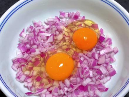 洋葱和鸡蛋是绝配,教你一个新吃法,不炒不凉拌,全家都爱吃#美食教程 #美食分享 #洋葱#鸡蛋