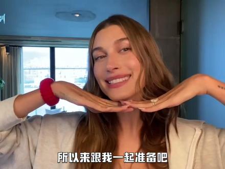 坦白局,Hailey Bieber妈生好皮肤维护流程。
自己的美妆牌Rhode上线之际,海莉活跃在各大脱口秀现场与杂志短片中。自上一个早间护理完妆流程,今日再来分享自己睡前的护肤流程。几个她多年摸索出,最适合自己的重点步骤:
➯ 用卸妆油做第一步洁面,深度融化彩妆和防晒;
➯ 用水乳状洁面做二次清洁,重点加强眼镜脖子;
➯ 用多肽含量较高的护肤品,保湿抗老兼备;
➯ 厚涂唇蜜,勿忘唇部抗老;
➯ 空时做一次Slugging,但不会每日都做。(Slugging自这两年起火热在社交媒体之上,意为在完成晚间流程后将凡士林或Aquafor修复霜厚涂在面部。该方法据纽约美容师Charlotte Palermino介绍,可以让干皮更保湿水润。)
没有为了带货而加入繁复步骤,就很简单清爽,还蛮真实~
#haileybieber #海莉比伯 #护肤分享 #卸妆